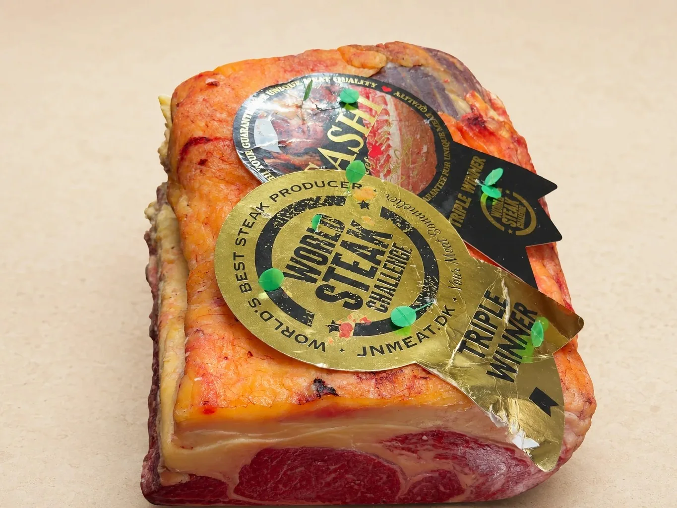 La pièce sous vide à la réception, avec ses étiquettes World Steak Challenge